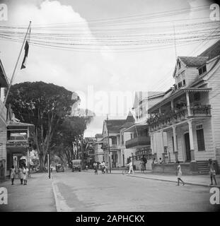 Reisen nach Suriname und zu den niederländischen Antillen Beschreibung: De Gravenstraat in Paramaribo Datum: 1947 Ort: Paramaribo, Suriname Schlüsselwörter: Straßenbilder Stockfoto