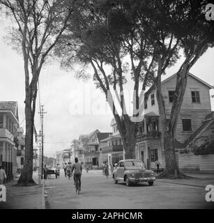 Reisen nach Suriname und zu den niederländischen Antillen Beschreibung: De Gravenstraat in Paramaribo Datum: 1947 Ort: Paramaribo, Suriname Schlüsselwörter: Straßenbilder Stockfoto