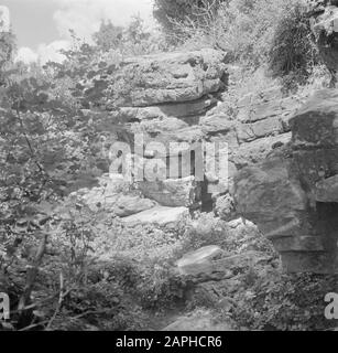 Israel 1948-1949: Peki'in Beschreibung: Die Höhle von Chaim-bar-jochai, dem Vater des Talmud Anmerkung: Der Tradition nach befindet sich in Peki'in der Unterkunft, in der Rabbi Shimon bar Yochai und sein Sohn 13 Jahre lang vor den Römern versteckt sind (1. Jahrhundert nach Christus) Datum: 1948 Ort: Galiläa, Israel, Peki'in Schlüsselwörtern: Höhlen, Einsiedler, Felsen, Stein Stockfoto