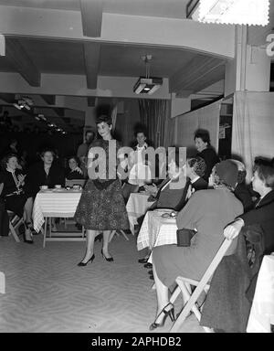 Audrey Hepburn als Verkäuferin bei Gerzon, u.a. Modenschau Datum: 2. November 1954 Ort: Amsterdam, Noord-Holland Schlagwörter: Filmstars, Modenschauen, Geschäfte persönlicher Name: Gerzon, Hepburn, Audrey Stockfoto