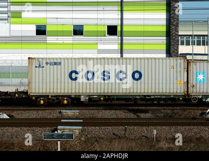 Ein Transportbehälter von Cosco in einem freightliner-zug, Rugby, Warwickshire, Großbritannien Stockfoto