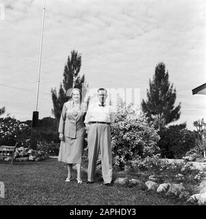 Niederländische Antillen und Suriname zum Zeitpunkt des königlichen Besuchs von Königin Juliana und Prinz Bernhard im Jahr 1955 Beschreibung: Herr und Frau De Greve in ihrem Garten in Paramaribo Datum: 1. Oktober 1955 Ort: Paramaribo, Suriname Schlüsselwörter: Gärten persönlicher Name: Greve, I.R. de, Greve, Jo de Stockfoto