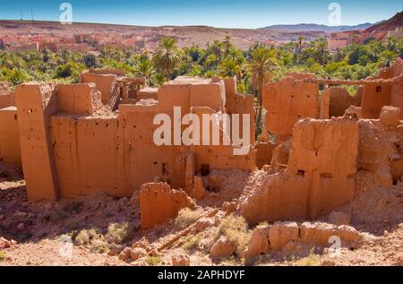 Uralte Kasbah-Ruinen und Palmenoase in Tinghir Marokko Stockfoto