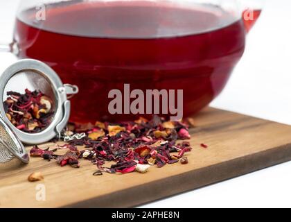 Obst aus rotem Beerentee mit Orangen- und apfelschale aus einer Glaskanne, selektiver Fokus auf den Vordergrund für die Anzeige des Kopierraums Stockfoto