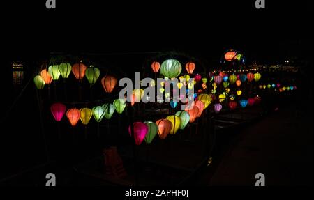 Laternen leuchten nachts auf Booten in Hoi An, Vietnam. Berühmt für das Laternenfest am Fluss. Stockfoto