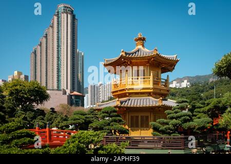 Hongkong, China - November 2019: Der goldene Pavillon der Absoluten Perfektion im Nan Lian Garden, Chi Lin Nunnery in Hongkong Stockfoto