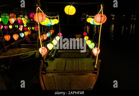 Laternen leuchten nachts auf Booten in Hoi An, Vietnam. Berühmt für das Laternenfest am Fluss. Stockfoto