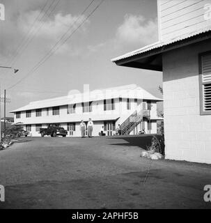 Reise nach Suriname und die niederländischen Antillen Beschreibung: Herr Frielink und Kamsteeg in der Nähe von Pasanggrahan, dem Gasthaus des Governorates, am Curaçao Datum: 1947 Ort: Curaçao Schlüsselwörter: Autos, Hotels Personenname: Frielink, [...], Kamsteeg, [...] Stockfoto