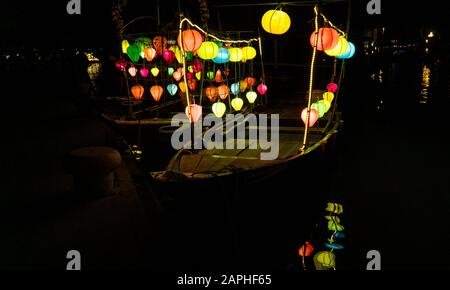 Laternen leuchten nachts auf Booten in Hoi An, Vietnam. Berühmt für das Laternenfest am Fluss. Stockfoto