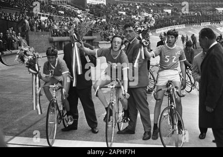 Radfahren. Grand Prix von Amsterdam Beschreibung: Die Herman Gorterschool ist der Gewinner des Rückkampf in der Mannschaftsverfolgung (Schulrennen) Datum: 22. Juni 1967 Ort: Amsterdam, Noord-Holland Schlagwörter: Sportveranstaltungen, Radsport, Radsport Stockfoto