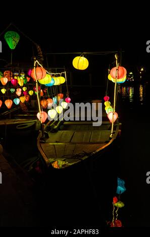 Laternen leuchten nachts auf Booten in Hoi An, Vietnam. Berühmt für das Laternenfest am Fluss. Stockfoto