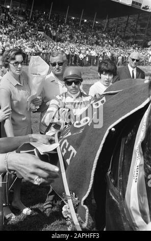 Derby für Trotter 1969 Duempt Beschreibung: Die Zeremonie von Hans Wagenaar jr. Mit seinem Pferd Henri Buitenzorg Datum: 3. August 1969 Ort: Wassenaar, Zuid-Holland Schlüsselwörter: Trab- und Rennpersonenname: Wagenaar, Hans jr. Stockfoto