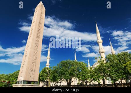 Der Obelisk von Theodosius und die Minarette der Blauen Moschee in Istanbul, Türkei. Dies ist der Altägyptische Obelisk von Pharao Tutmoses III. Wieder aufgestellt Stockfoto