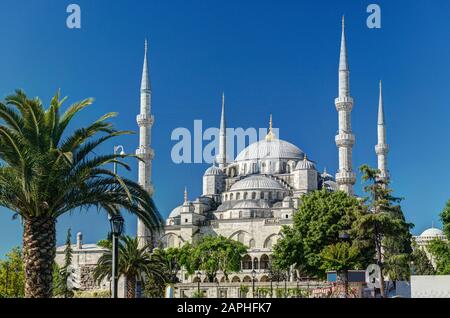 Blick auf die Blaue Moschee in Istanbul, Türkei. Die Blaue Moschee (Sultanahmet Camii) ist ein historisches Denkmal und eine schöne Moschee in Istanbul. Stockfoto