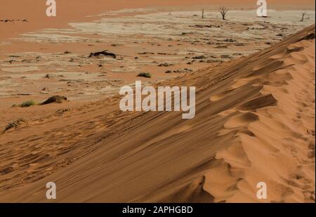 Landschaft von Deadvlei von einer Düne mit Fußabdrücken im Sand in Sossusvlei, Namibia Stockfoto