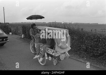 Holland Popfestival in Kralingse Bos, Rotterdam Beschreibung: Die Jugendlichen machen sich mit dem Cargo Bike auf den Weg Datum: 29. Juni 1970 Schlagwörter: Cargo Bikes, Jugend, Wandertouren persönlicher Name: Graaf, P. M. W. de, Koster, P. F. de Stockfoto