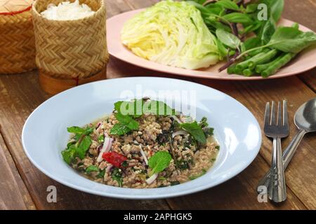 Larb ist eine Art Lao-Fleischsalat. Stockfoto