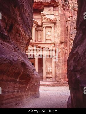 Jordanien. Der Siq-Korridor und der Canyon mit dem berühmten Blick auf das Schatzhaus am Eingang zum weltberühmten UNESCO-Weltkulturerbe der Nabatäer und römischen Ruinen und Relikte in der Wüstenstadt Petra viel als Filmset für Filmaufnahmen wie Indiana Jones verwendet Tempel von Doom, heute eine sehr beliebte Touristenattraktion Stockfoto