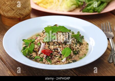 Larb ist eine Art Lao-Fleischsalat. Stockfoto