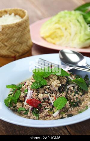 Larb ist eine Art Lao-Fleischsalat. Stockfoto