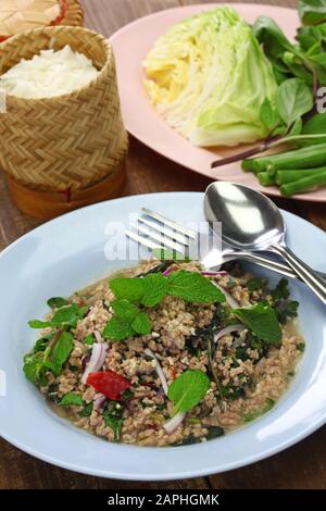 Larb ist eine Art Lao-Fleischsalat. Stockfoto