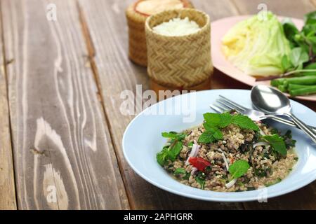 Larb ist eine Art Lao-Fleischsalat. Stockfoto