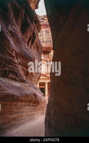 Jordanien. Der Siq-Korridor und der Canyon mit dem berühmten Blick auf das Schatzhaus am Eingang zum weltberühmten UNESCO-Weltkulturerbe der Nabatäer und römischen Ruinen und Relikte in der Wüstenstadt Petra viel als Filmset für Filmaufnahmen wie Indiana Jones verwendet Tempel von Doom, heute eine sehr beliebte Touristenattraktion Stockfoto