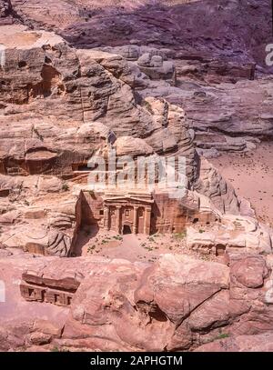 Jordanien. Luftaufnahme des römischen Centurion Grabtempels auf der weltberühmten UNESCO-Welterbestätte der Nabatäer und römischen Ruinen und Reliquien in der Wüstenstadt Petra Much, die als Filmset wie Indiana Jones Temple of Doom verwendet wird, Jetzt eine sehr beliebte Touristenattraktion Stockfoto