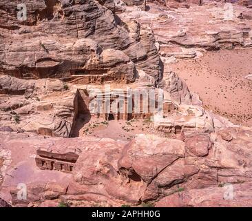 Jordanien. Luftaufnahme des römischen Centurion Grabtempels auf der weltberühmten UNESCO-Welterbestätte der Nabatäer und römischen Ruinen und Reliquien in der Wüstenstadt Petra Much, die als Filmset wie Indiana Jones Temple of Doom verwendet wird, Jetzt eine sehr beliebte Touristenattraktion Stockfoto