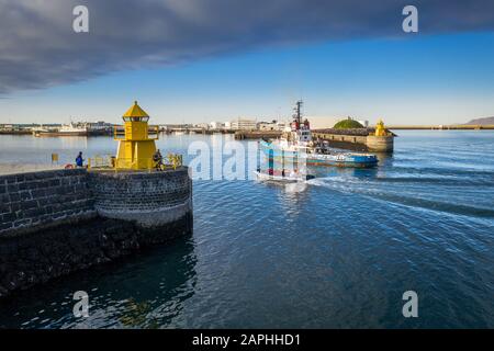 Leuchtturm, Walbeobachtung und Fischerboot, Reykjavik, Island Stockfoto