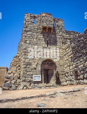 Jordanien. Der äußere Wachturm und der Eingang zum Innenhof der Festung Qasr Al Azraq in der nördlichen Wüste Jordaniens. Die verlassene Festung wurde während seiner arabischen Studien, die er mit den örtlichen Beduinern teilte, als Basis für T. -E.-Lawrence genutzt, bevor er während der arabischen Revolte gegen das türkische Osmanische Reich während des Ersten Weltkriegs als Lawrence von Arabien Ruhm erlangte Stockfoto