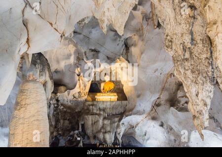 Muang On Cave and Temple in der Nähe der Stadt Chiang Mai im Norden Thailands. Thailand, Chiang Mai, November 2019 Stockfoto