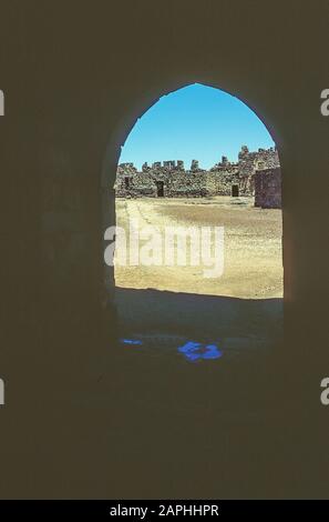 Jordanien. Der Innenhof der Festung Qasr Al Azraq in der nördlichen Wüste Jordaniens. Die verlassene Festung wurde während seiner arabischen Studien, die er mit den örtlichen Beduinern teilte, als Basis für T. -E.-Lawrence genutzt, bevor er während der arabischen Revolte gegen das türkische Osmanische Reich während des Ersten Weltkriegs als Lawrence von Arabien Ruhm erlangte Stockfoto