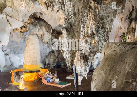 Muang On Cave and Temple in der Nähe der Stadt Chiang Mai im Norden Thailands. Thailand, Chiang Mai, November 2019 Stockfoto