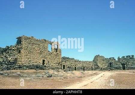 Jordanien. Der Innenhof der Festung Qasr Al Azraq in der nördlichen Wüste Jordaniens. Die verlassene Festung wurde während seiner arabischen Studien, die er mit den örtlichen Beduinern teilte, als Basis für T. -E.-Lawrence genutzt, bevor er während der arabischen Revolte gegen das türkische Osmanische Reich während des Ersten Weltkriegs als Lawrence von Arabien Ruhm erlangte Stockfoto