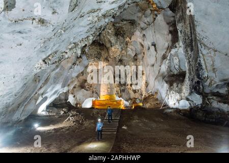 Muang On Cave and Temple in der Nähe der Stadt Chiang Mai im Norden Thailands. Thailand, Chiang Mai, November 2019 Stockfoto