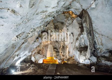 Muang On Cave and Temple in der Nähe der Stadt Chiang Mai im Norden Thailands. Thailand, Chiang Mai, November 2019 Stockfoto