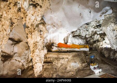 Muang On Cave and Temple in der Nähe der Stadt Chiang Mai im Norden Thailands. Thailand, Chiang Mai, November 2019 Stockfoto