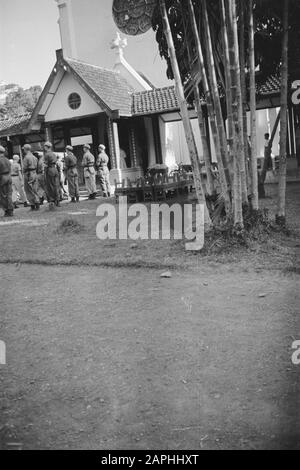 Action Outdoor Care Beschreibung: [Der Sarg, der die Überreste eines gefallenen Soldaten enthält, wird in die Grabkapelle des Friedhofs gebracht] Datum: 20. Juli 1947 Ort: Indonesien, Java, Niederländische Ostindien Stockfoto