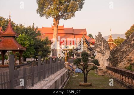 Der Wat Phra Chedi Luang in der Stadt Chiang Mai im Norden Thailands. Thailand, Chiang Mai, November 2019 Stockfoto