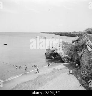 Reise nach Suriname und die niederländischen Antillen Beschreibung: De Knipbaai am Curaçao Datum: 1947 Ort: Curaçao Schlüsselwörter: Küste Stockfoto