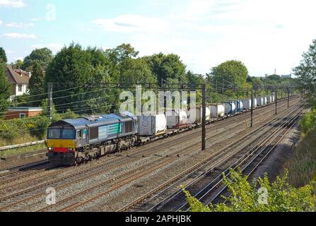 Eine Diesellokomotive der Klasse 66 mit der Nummer 66428 im Besitz von Direct Rail Services, die eine intermodale Fracht in South Kenton auf der West Coast Mainline arbeitet. Stockfoto