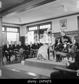 Niederländische Antillen und Suriname zum Zeitpunkt des königlichen Besuchs von Königin Juliana und Prinz Bernhard im Jahr 1955 Beschreibung: Die Königin hält eine Rede auf der offiziellen Sitzung der Staaten von Suriname Datum: 28. Oktober 1955 Ort: Paramaribo, Suriname Schlüsselwörter: Besuche, Königinnen, Reden persönlicher Name: Bernhard, Fürst, Juliana, Königin Stockfoto