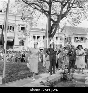 Niederländische Antillen und Suriname zur Zeit des königlichen Besuchs von Königin Juliana und Prinz Bernhard im Jahr 1955 Beschreibung: Die Königin und der Prinz bei der Enthüllung einer Statue auf Sivakplein Anmerkung: Das Bild stellt drei Mädchen dar und symbolisiert die Dankbarkeit der Niederlande Datum: 5. November 1955 Ort: Paramaribo, Suriname Schlüsselwörter: Besuche, Königinnen persönlicher Name: Bernhard, Fürst, Juliana, Königin Stockfoto