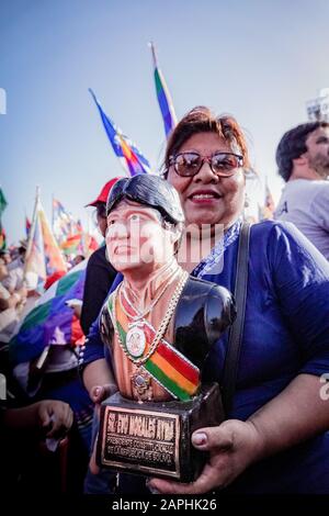 22. Januar 2020, Argentinien, Buenos Aires: Eine Frau hält eine kleine Statue des ehemaligen präsidenten Boliviens Evo Morales bei einer politischen Veranstaltung im Stadion Deportivo Español. Der ehemalige Staatschef lobte die Industrialisierung seines Landes und die Verstaatlichung der während seiner Regierung durchdrängten Bodenschätze und versicherte, dass seine Partei bei den kommenden Wahlen wieder an die Macht kommen werde. Morales war im November 2019 im vergangenen Jahr auf militärischen Druck zurückgetreten. Er ging zunächst ins Exil nach Mexiko und ließ sich schließlich in Argentinien nieder. Foto: Florencia Martin / dpa Stockfoto