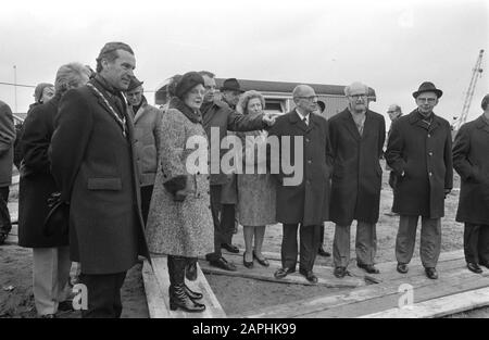 Königin Juliana betrachtet den Ort, an dem in Zwammerdam ein römisches Schiff ausgegraben wird Beschreibung: Die Königin mit ihr der Bürgermeister von Alphen aan den Rijn, RM. Gallas zum Grabungsdatum: 24. Januar 1974 Ort: Zuid-Holland, Zwammerdam Schlüsselwörter: Archäologie, Bürgermeister, Königinnen, Ausgrabungen persönlicher Name: Gallas, Robert, Juliana, Königin Stockfoto