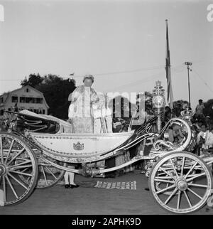 Niederländische Antillen und Suriname zum Zeitpunkt des königlichen Besuchs von Königin Juliana und Prinz Bernhard im Jahr 1955 Beschreibung: Die Königin findet im Kaleche statt Datum: 27. Oktober 1955 Ort: Paramaribo, Suriname Schlüsselwörter: Besuche, Königinnen, Transport persönlicher Name: Juliana, Königin Stockfoto