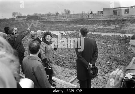Königin Juliana betrachtet den Ort, an dem in Zwammerdam ein römisches Schiff ausgegraben wird Beschreibung: Die Königin mit ihr der Bürgermeister von Alphen aan den Rijn, RM. Gallas zum Grabungsdatum: 24. Januar 1974 Ort: Zuid-Holland, Zwammerdam Schlüsselwörter: Archäologie, Bürgermeister, Königinnen, Ausgrabungen persönlicher Name: Gallas, Robert, Juliana, Königin Stockfoto
