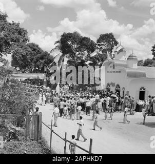 Niederländische Antillen und Suriname zum Zeitpunkt des königlichen Besuchs von Königin Juliana und Prinz Bernhard im Jahr 1955 Beschreibung: Die Königin eröffnet den Hindu-Araya Samaj Tempel in der See-Pflege Datum: 1. November 1955 Ort: Meerzorg, Suriname Schlüsselwörter: Besuche, Hindostanes, Königinnen, Tempel persönlicher Name: Meerzorg Stockfoto