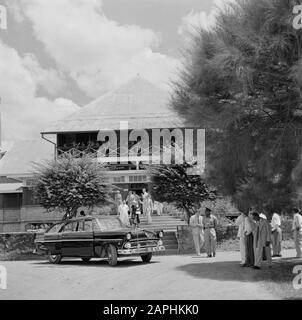 Niederländische Antillen und Suriname zum Zeitpunkt des königlichen Besuchs von Königin Juliana und Prinz Bernhard im Jahr 1955 Beschreibung: Die Königin verlässt das Krankenhaus in Julianadorp Datum: 1. Oktober 1955 Ort: Julianadorp, Suriname Schlüsselwörter: Autos, Besuche, Königinnen, Krankenhäuser persönlicher Name: Juliana, Königin der Niederlande Stockfoto